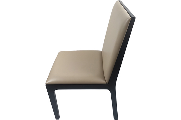 現(xiàn)代簡約實木餐椅側(cè)面