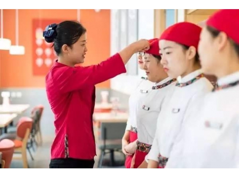 想讓員工心服口服，餐飲管理人員必須要懂得這三個溝通技巧！