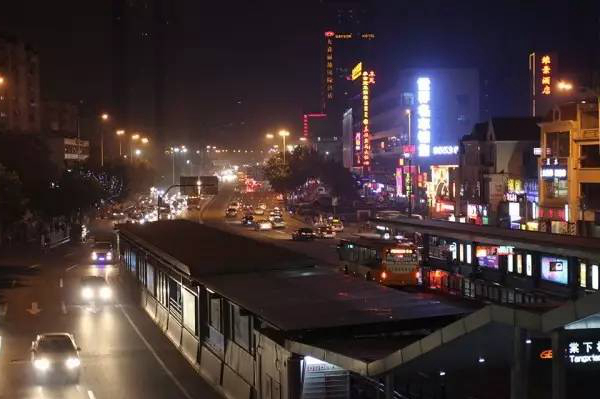 阿強(qiáng)家的酸菜魚你一定吃過，但你知不知道她為何只選路邊開店？