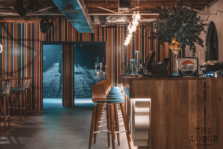 美國(guó)復(fù)古風(fēng)格的羅馬尼亞小屋餐廳家具定制方案