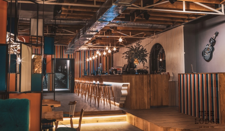 美國(guó)復(fù)古風(fēng)格的羅馬尼亞小屋餐廳家具定制方案