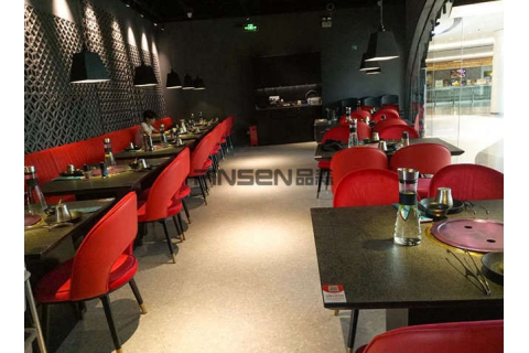 如何選擇合適的燒烤桌，教你選購全套燒烤店餐桌！