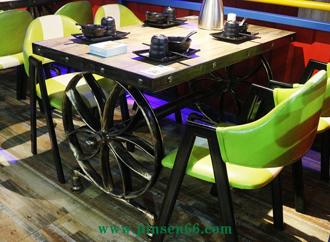 復(fù)古工業(yè)風(fēng)桌

椅